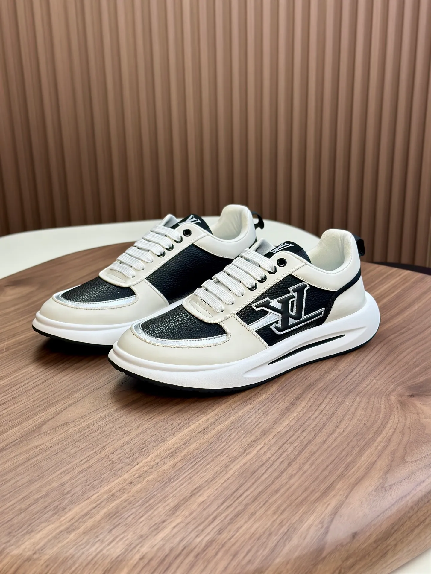 Men's shoes💰780 Lv 🔍Top purchasing agent🇮🇹 Louis Vuitton, the sports sneaker counter is synchronized, the uppers are imported from Italy, high-quality splicing colorful and complex crafts, the imported mesh padding is soft and comfortable, soles: original soles specially provided by the original factory, T men's men's shoes 💰U exclusive movable molded soles are super comfortable, original factory and single goods, 🔍🔍high quality, you can enter and leave the counter at will, welcome to compare, code number 38-44 (customized 45)